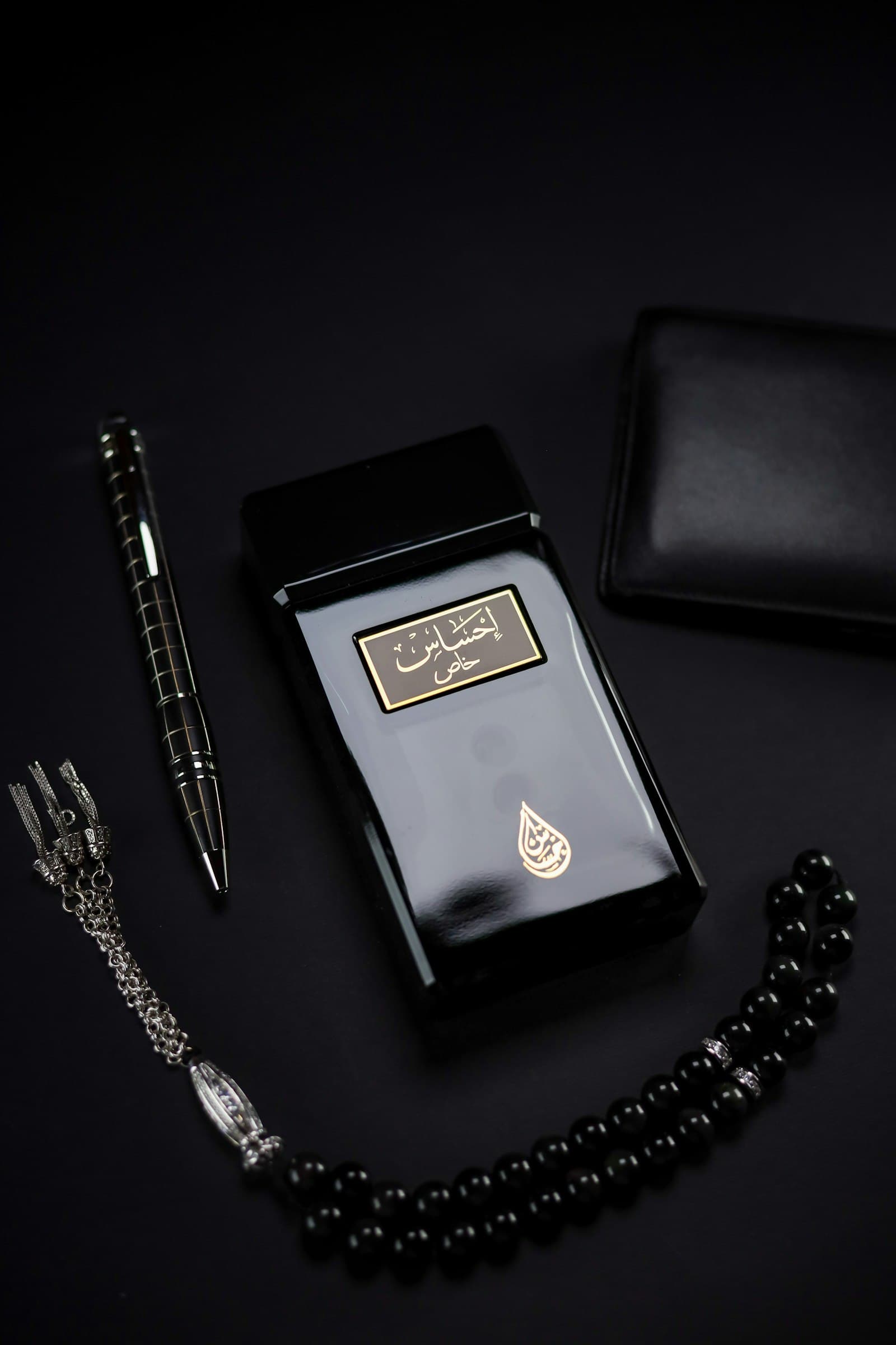 Perfume árabe com caligrafia dourada sobre fundo escuro